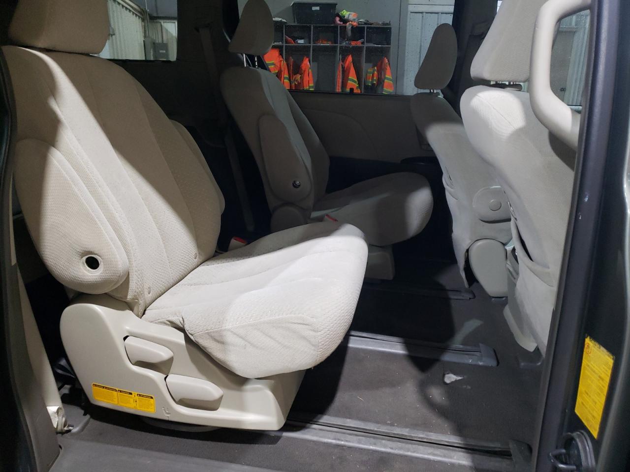 2011 Toyota Sienna - Image 11