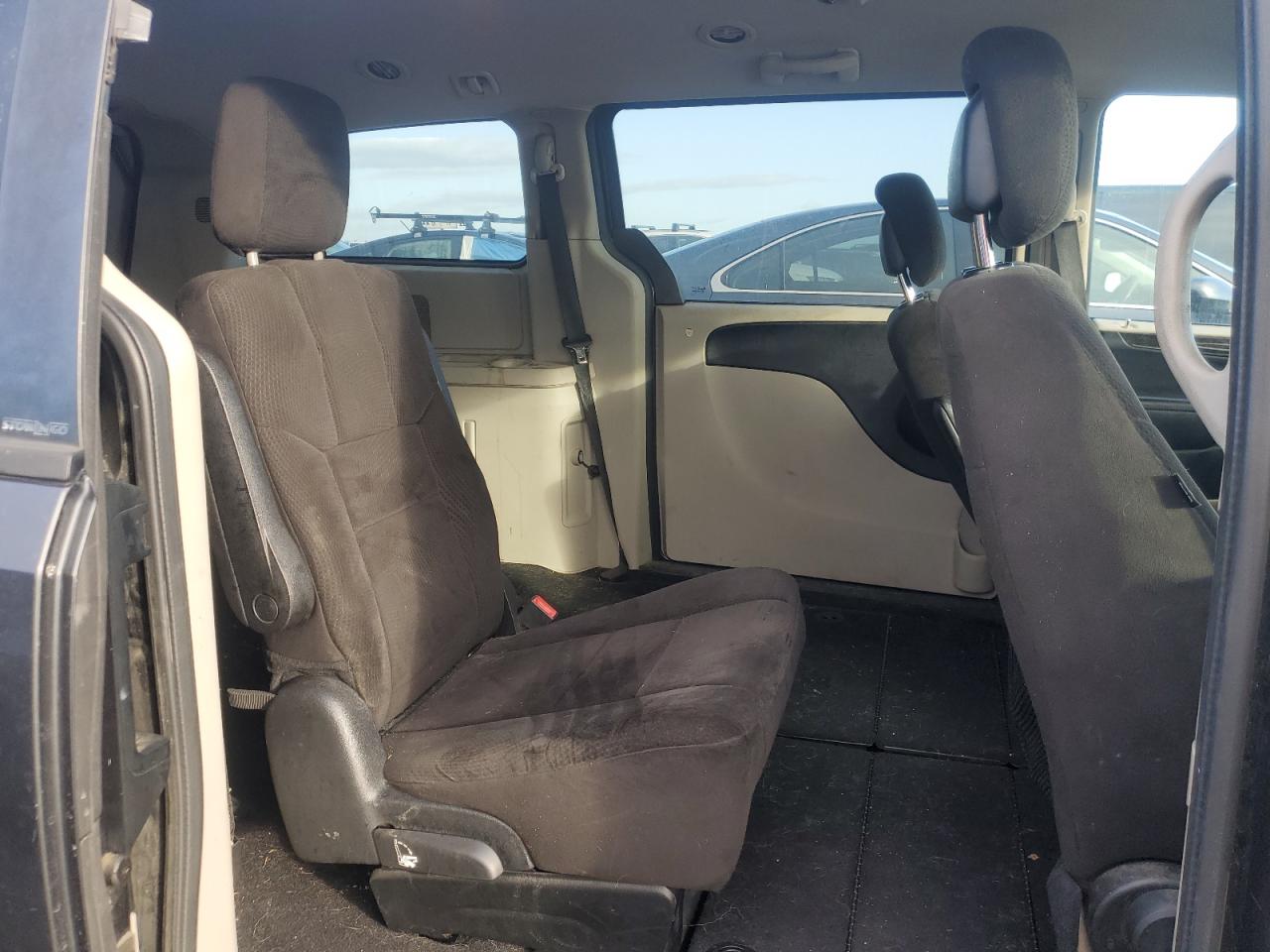 2012 Dodge Caravan - Image 11