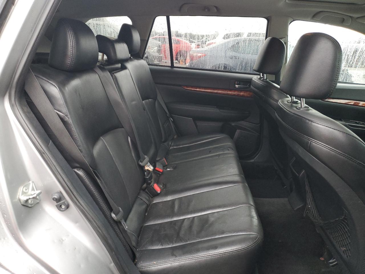 2010 Subaru Outback - Image 11