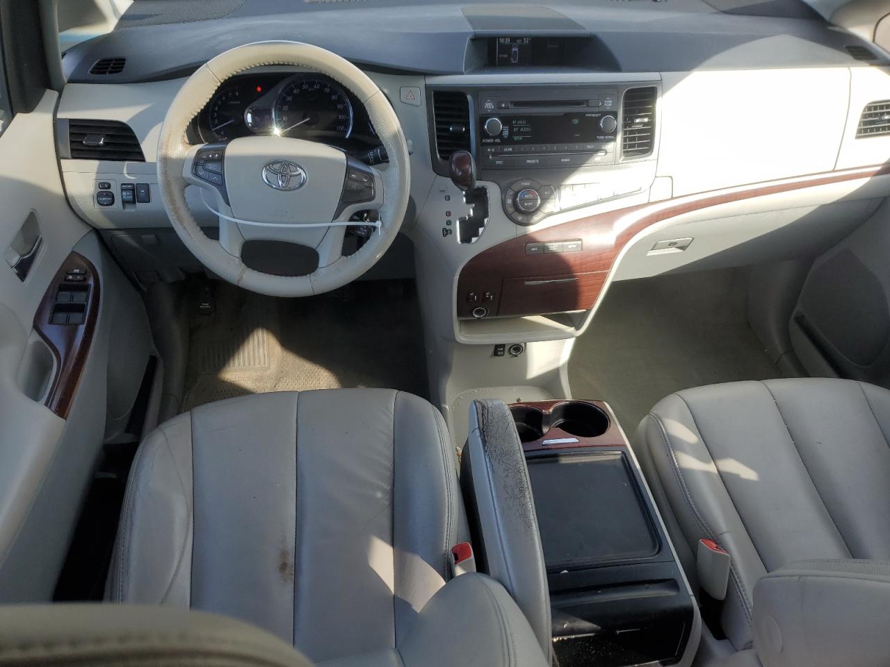 2013 Toyota Sienna - Image 8