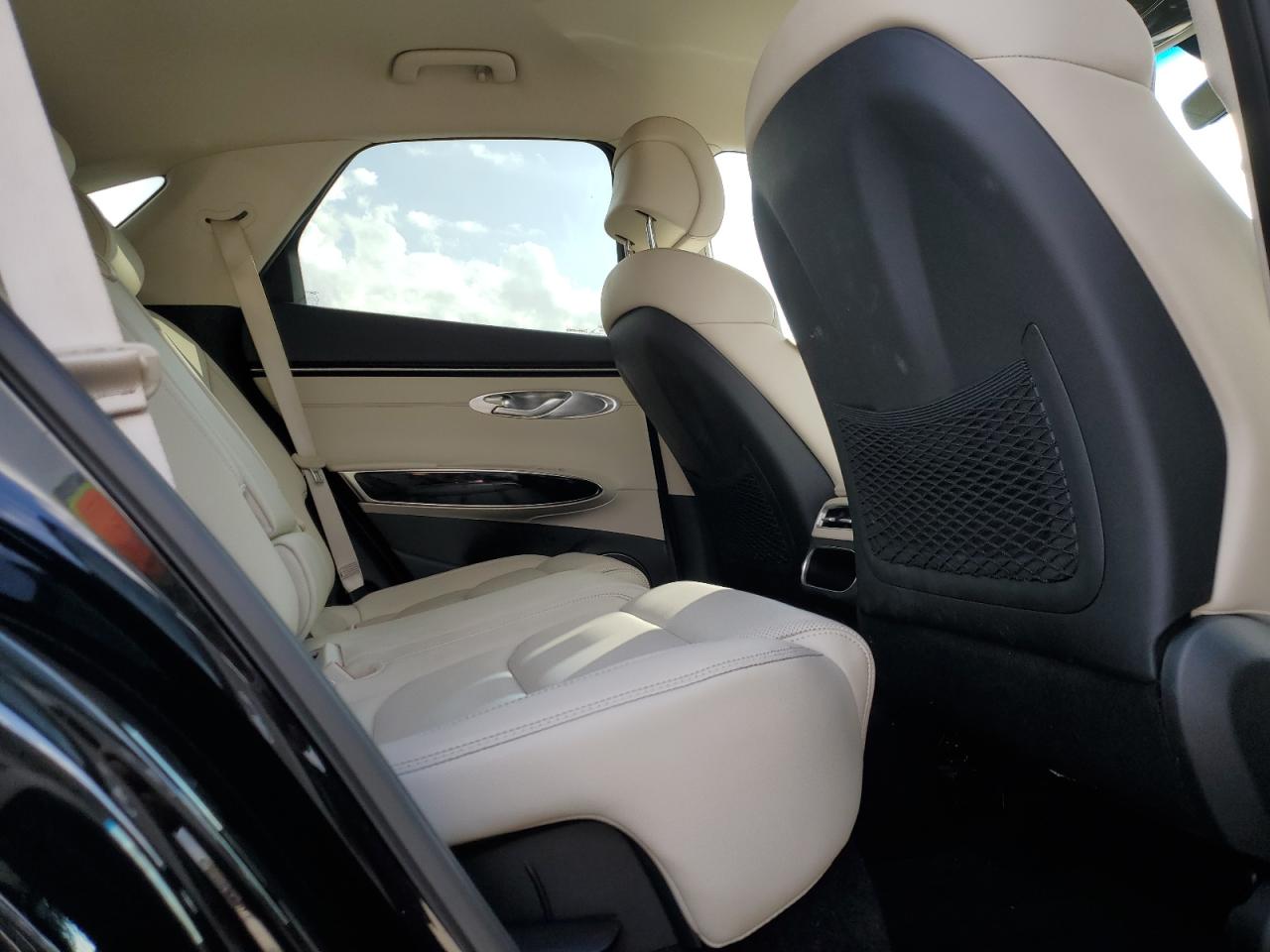 2022 Genesis GV70 - Image 11