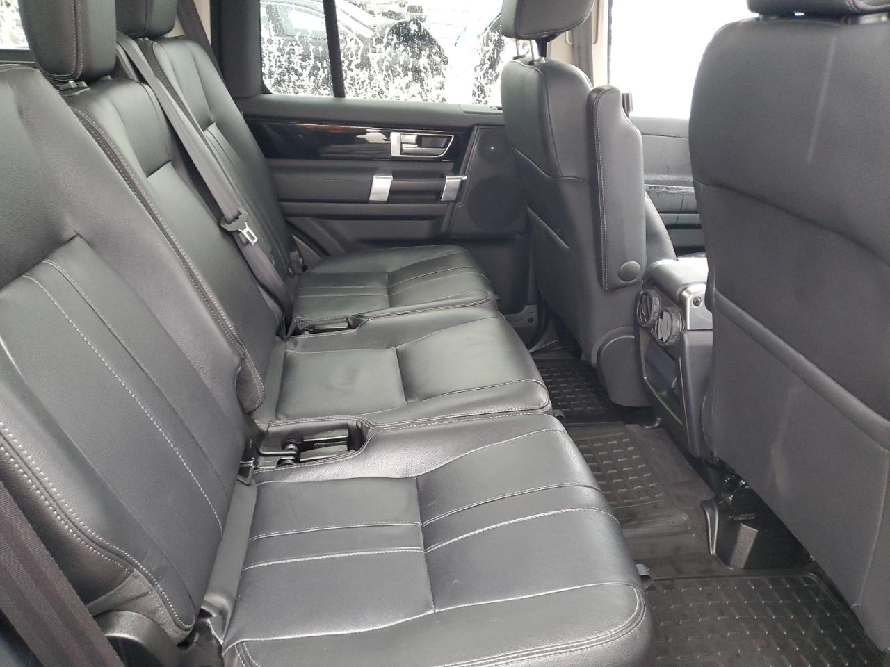 2016 Land Rover LR4 - Image 11