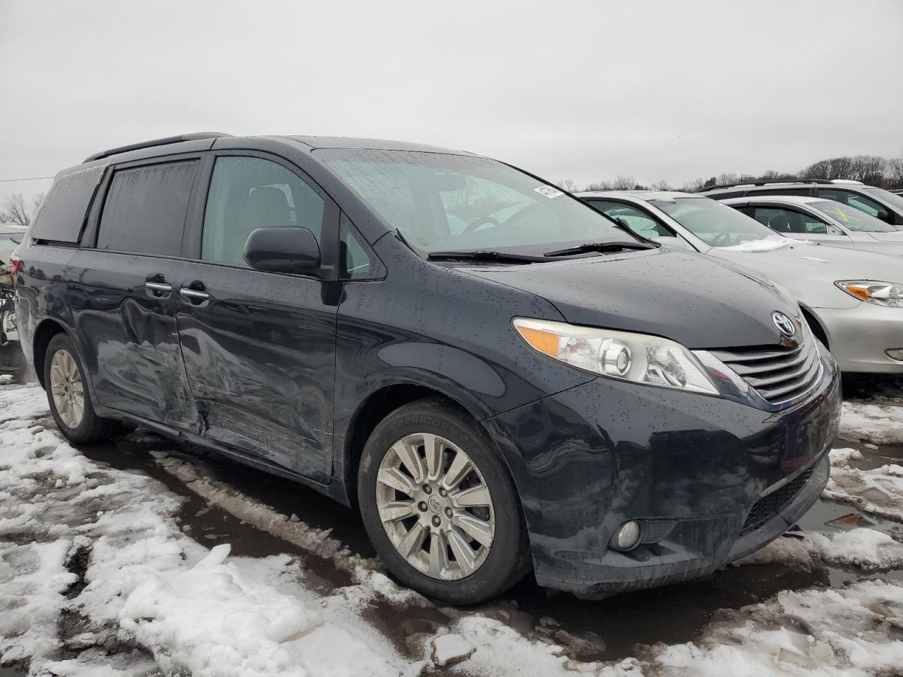 2015 Toyota Sienna - Image 4