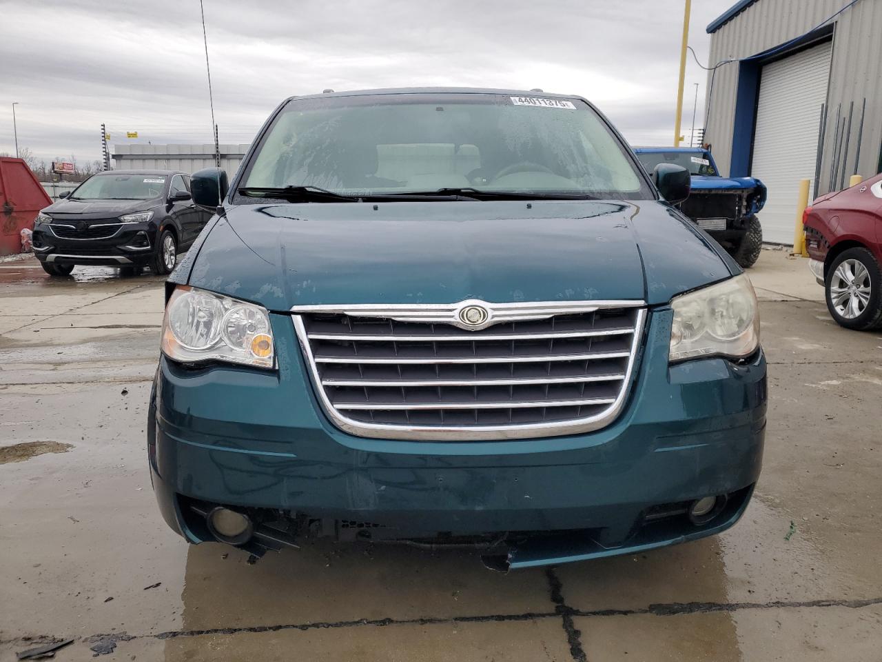2009 Chrysler Town & Country - Image 5