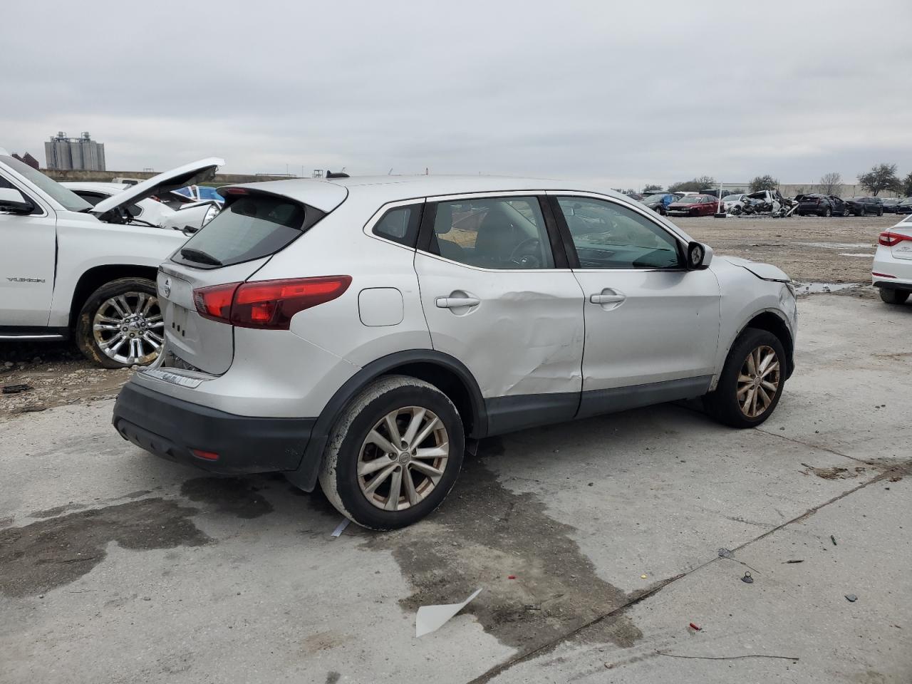 2017 Nissan Rogue - Image 3