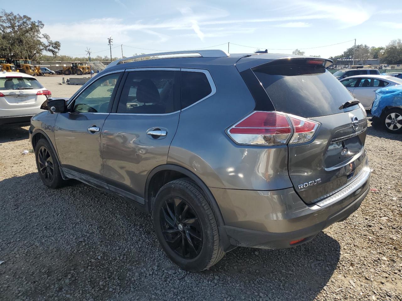 2015 Nissan Rogue - Image 2