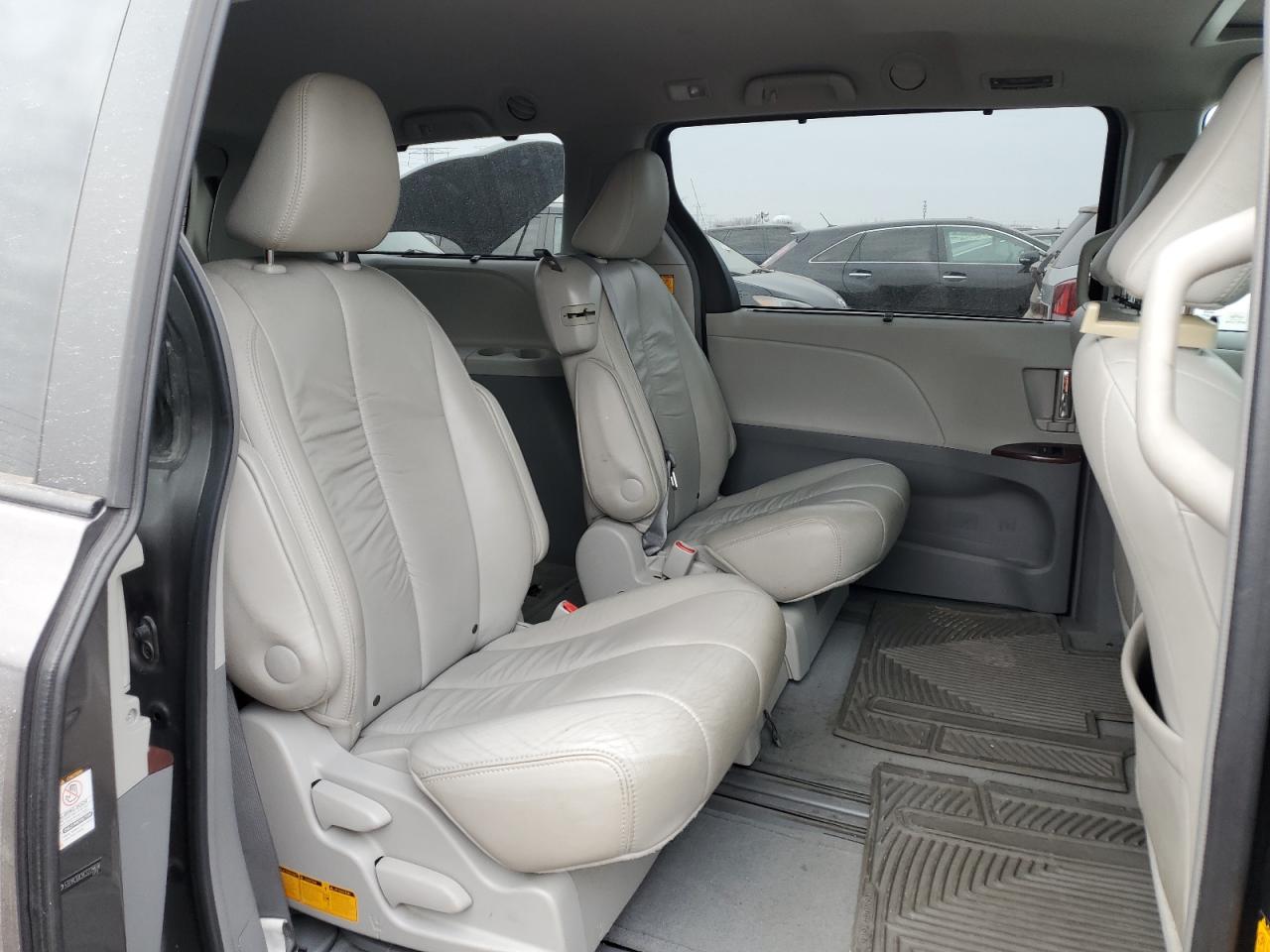 2012 Toyota Sienna - Image 10