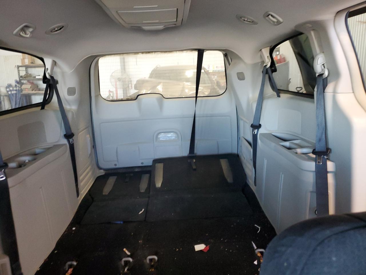 2011 Chrysler Town & Country - Image 10