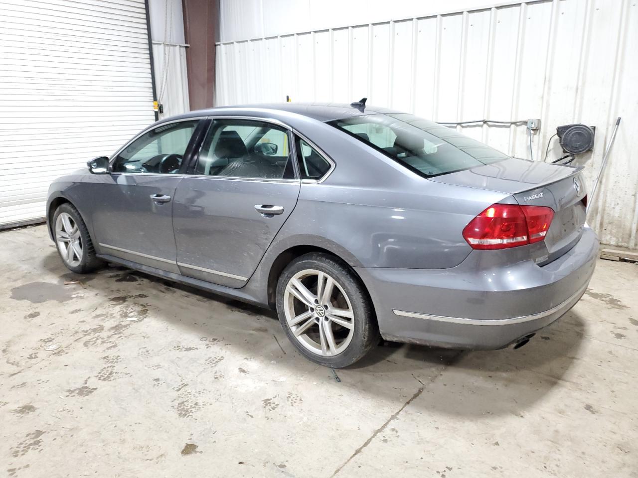 2015 Volkswagen Passat - Image 2