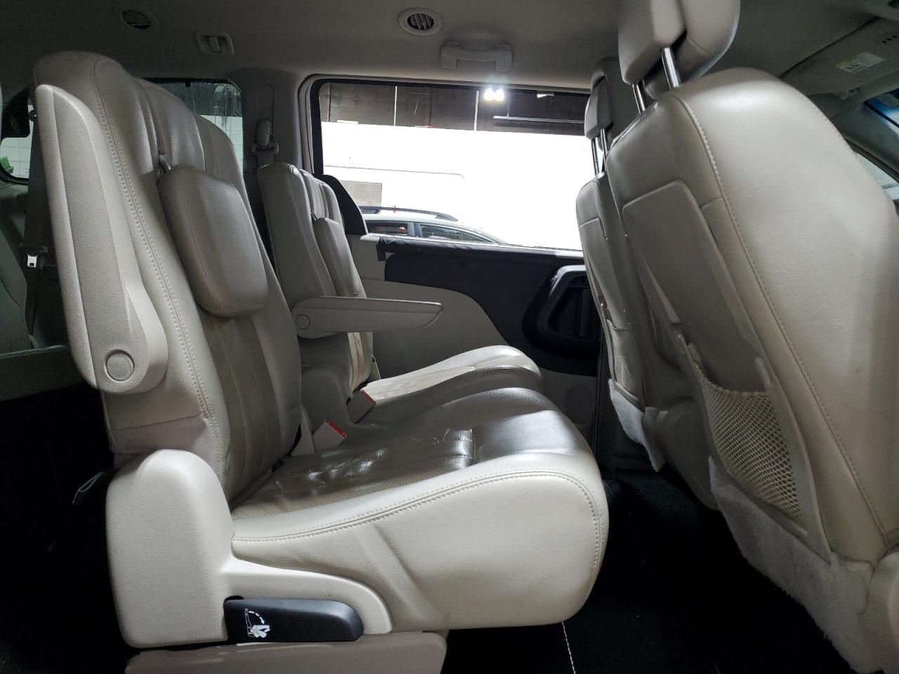 2011 Chrysler Town & Country - Image 11