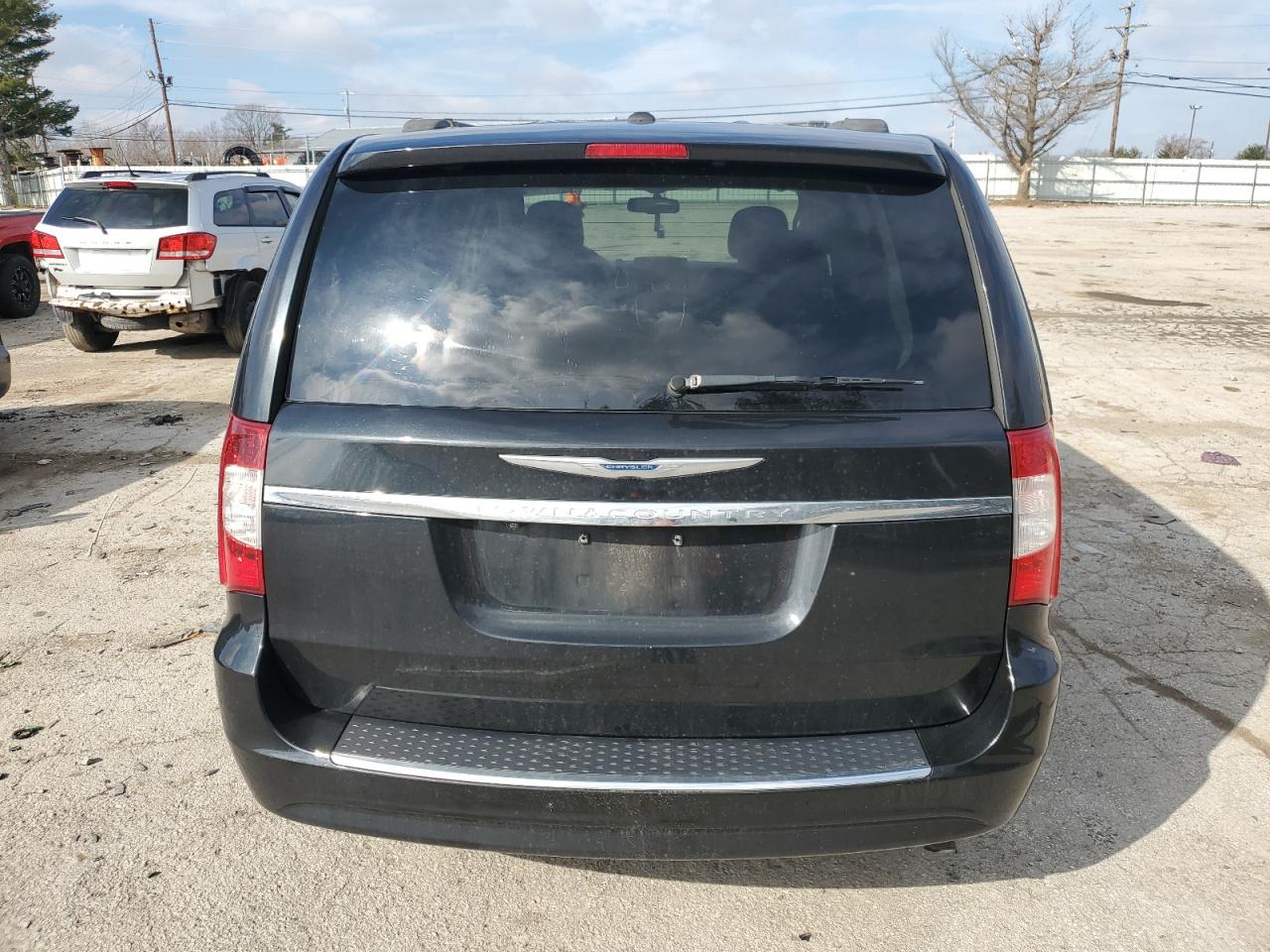 2016 Chrysler Town & Country - Image 6