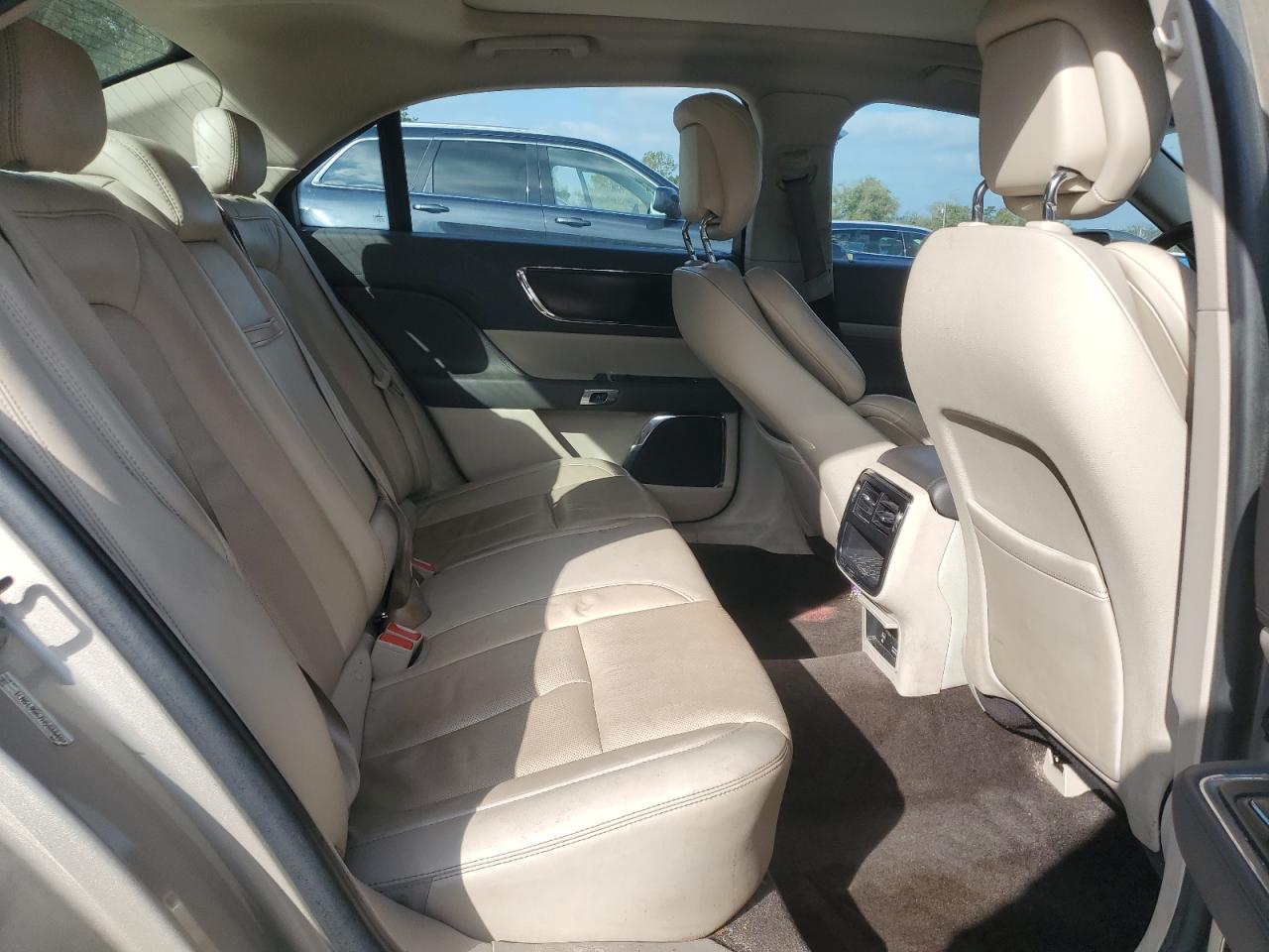 2017 Lincoln Continental - Image 10