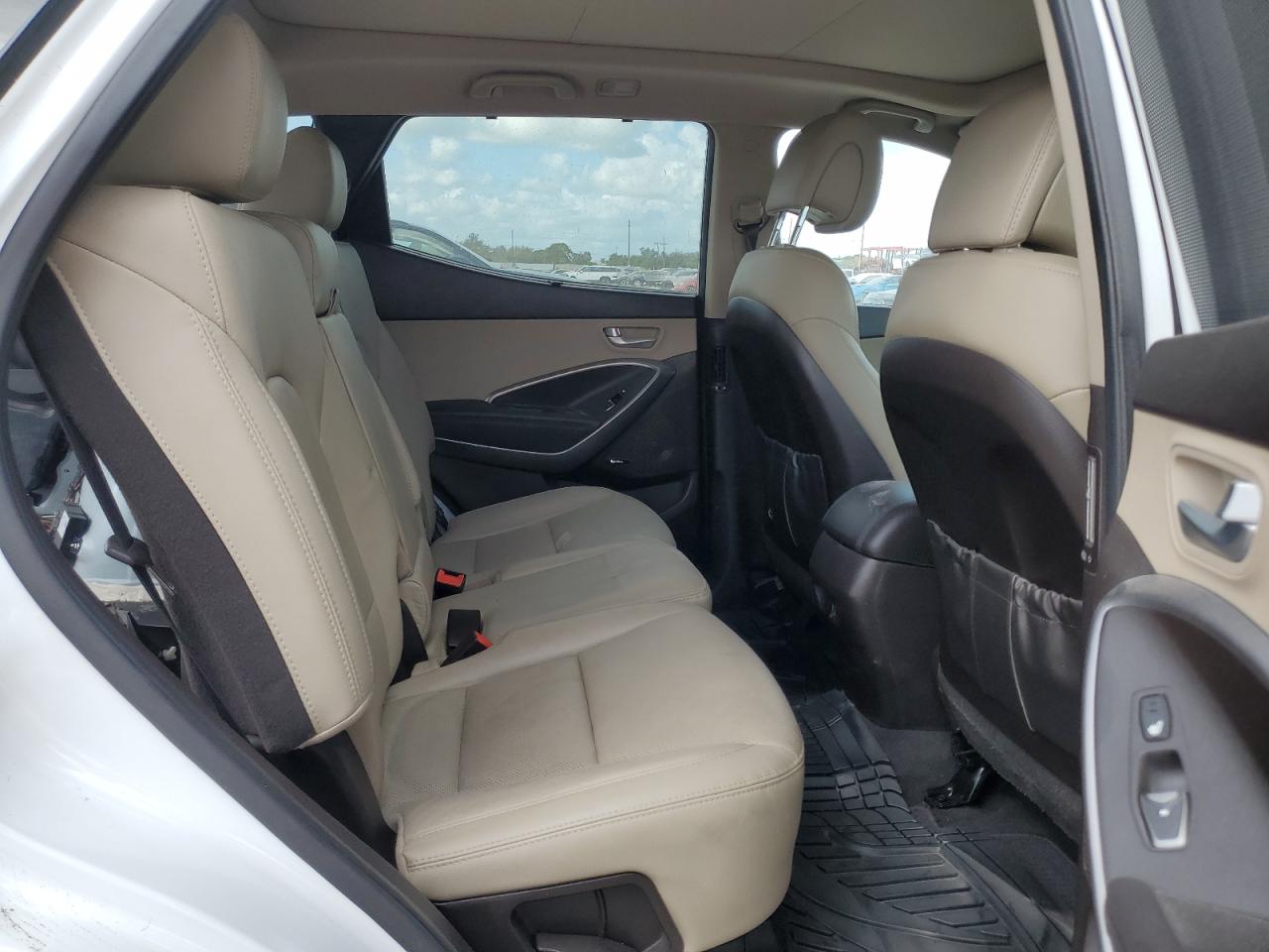 2017 Hyundai Santa Fe - Image 11