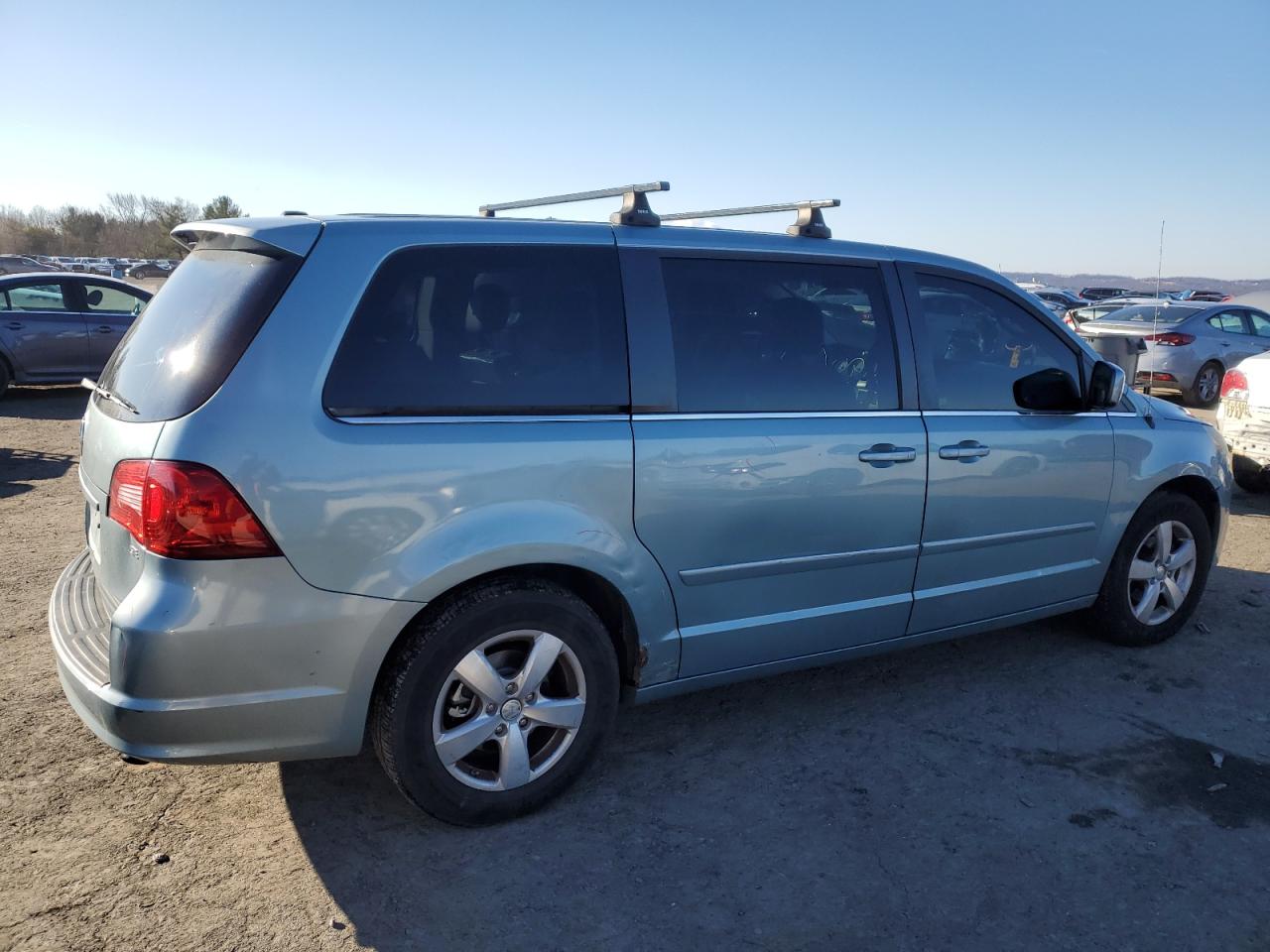 2010 Volkswagen Routan - Image 3