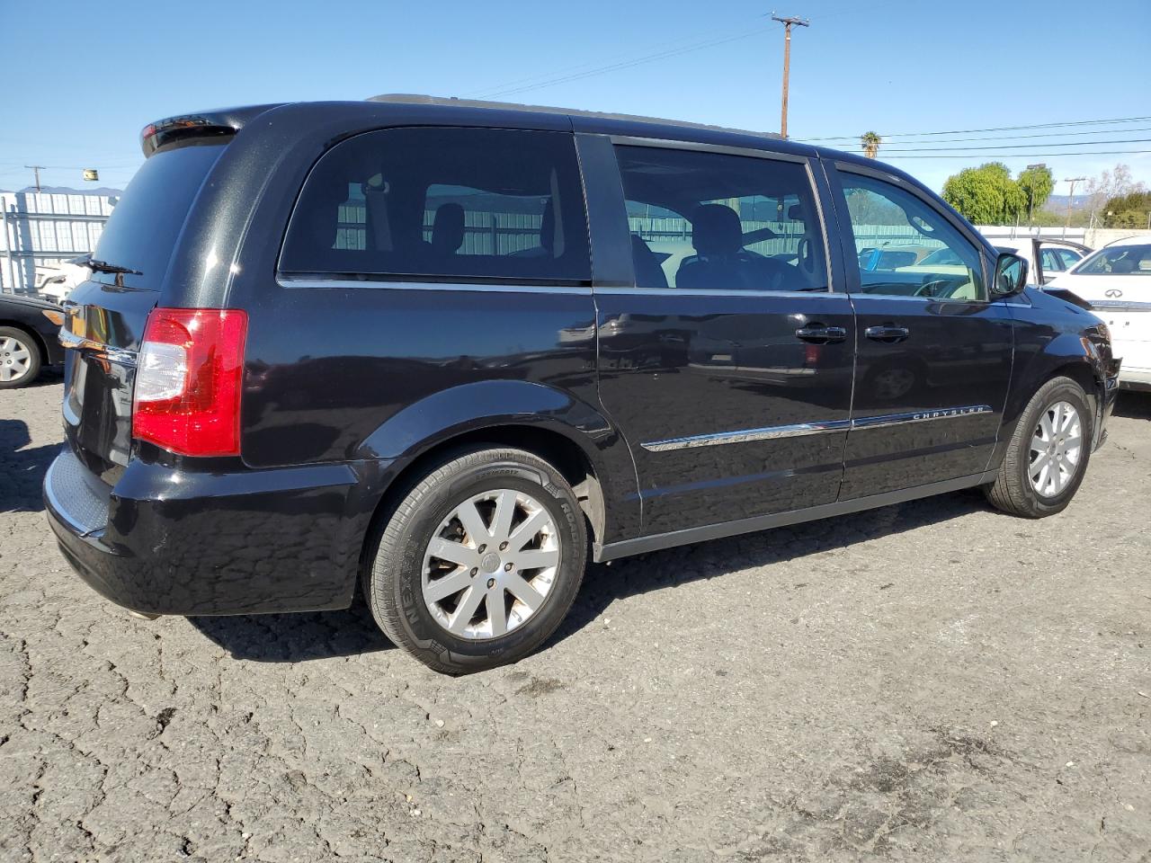 2016 Chrysler Town & Country - Image 3