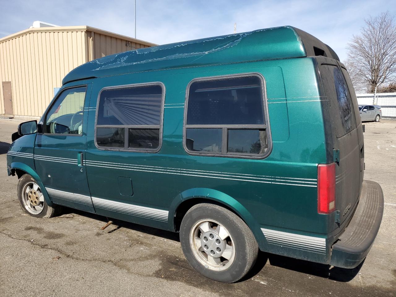 2003 Chevrolet Astro - Image 2