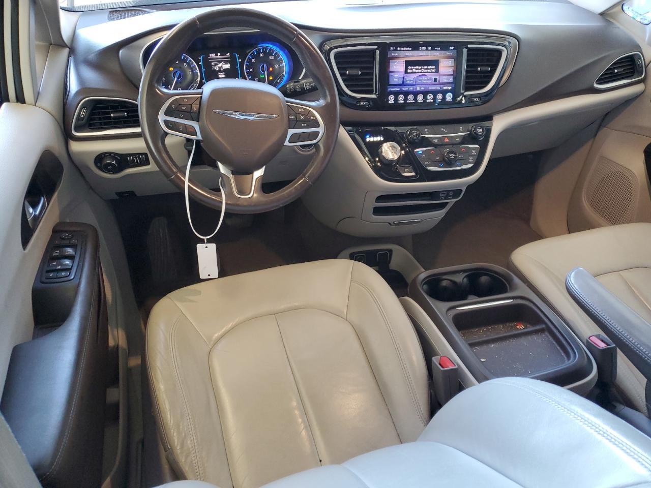 2017 Chrysler Pacifica - Image 8