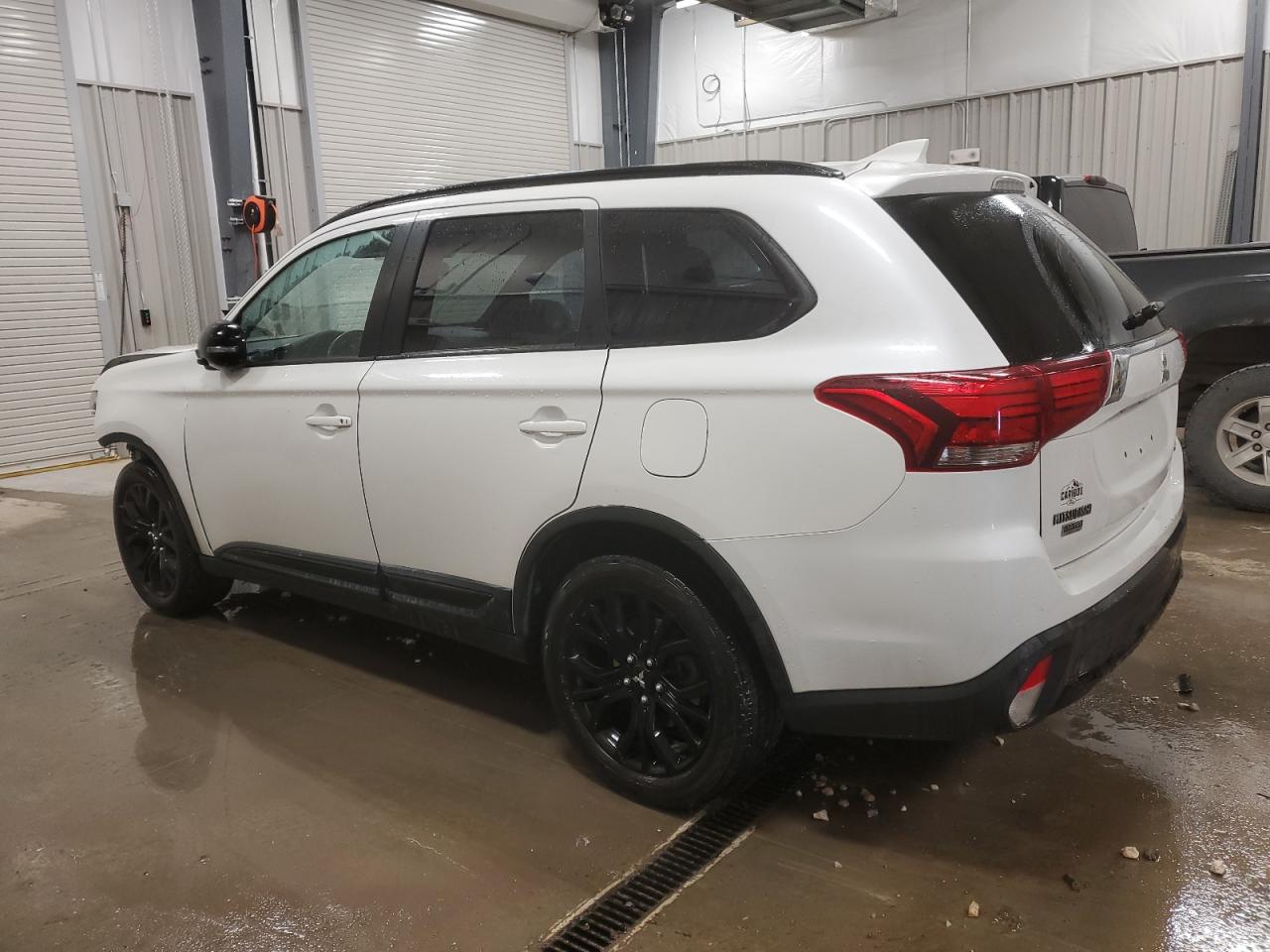 2018 Mitsubishi Outlander - Image 2