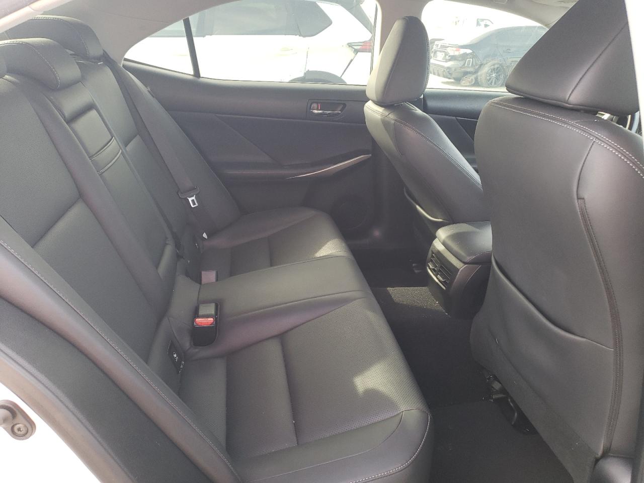 2016 Lexus IS - Image 10