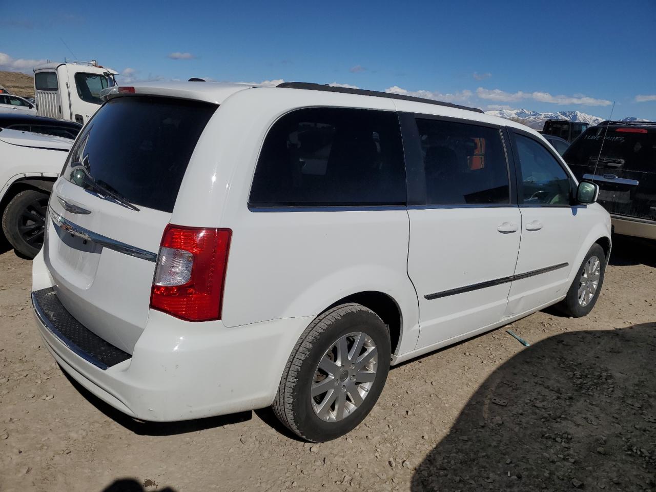 2016 Chrysler Town & Country - Image 3