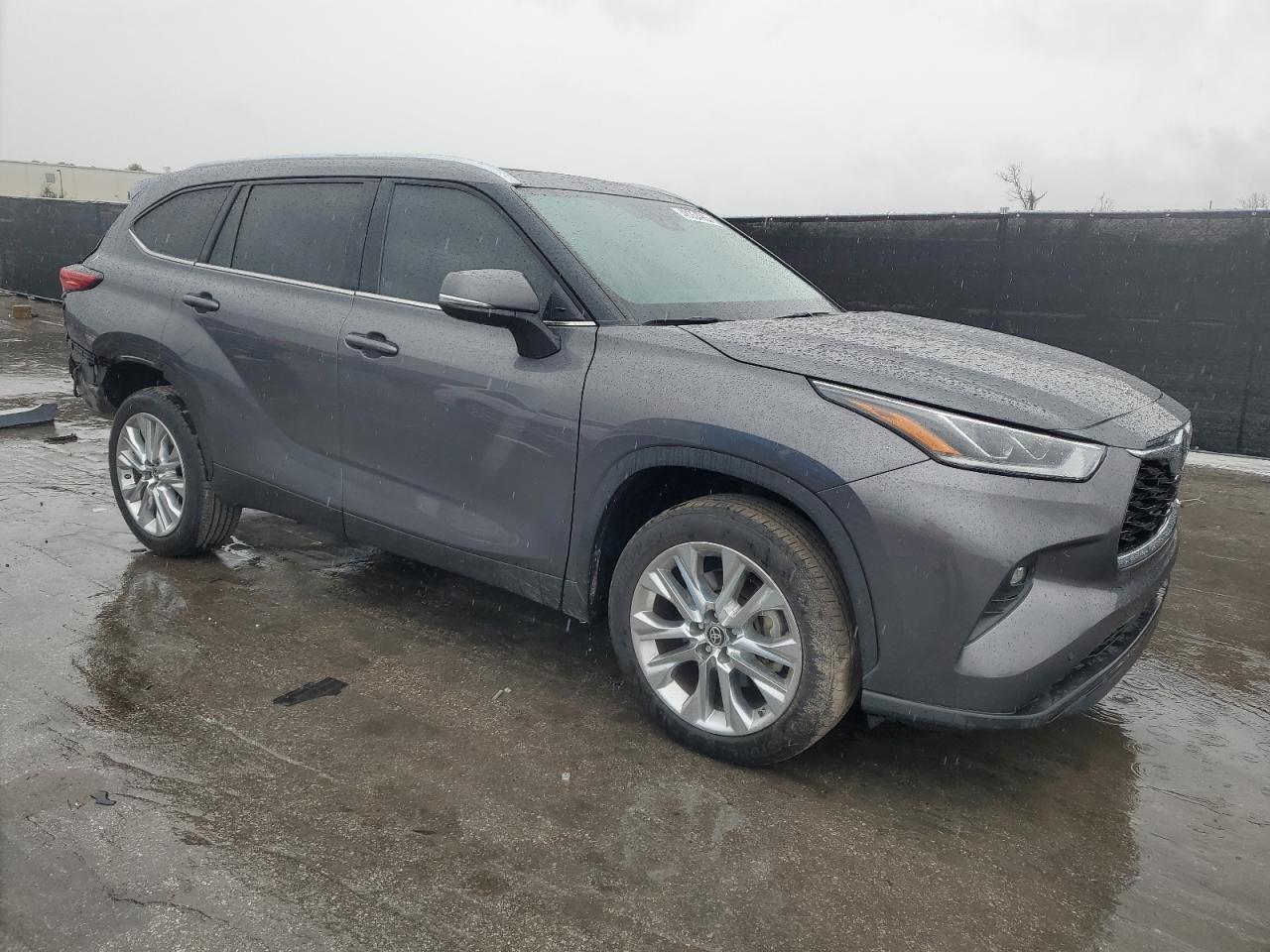 2022 Toyota Highlander - Image 4