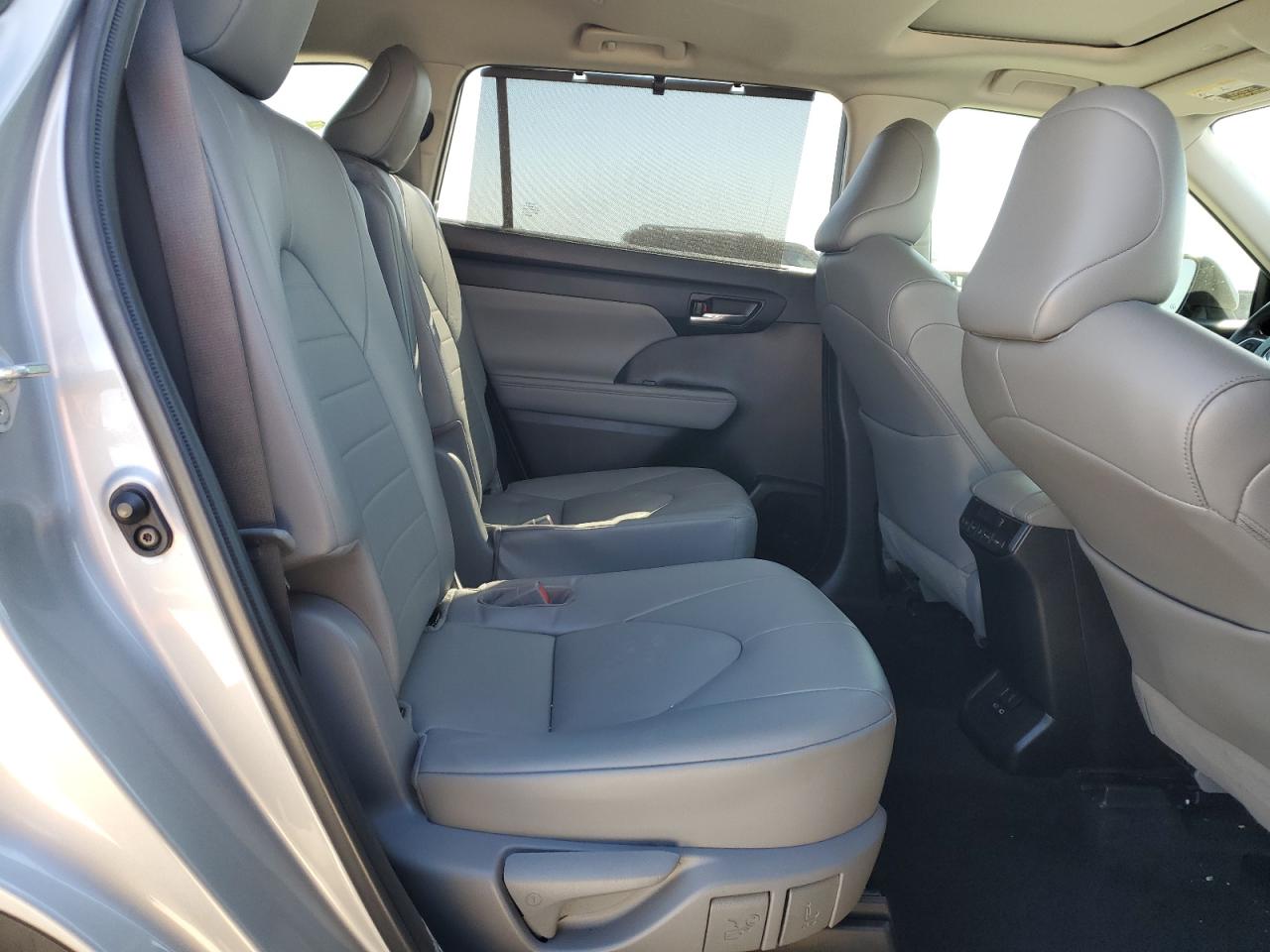 2022 Toyota Highlander - Image 11