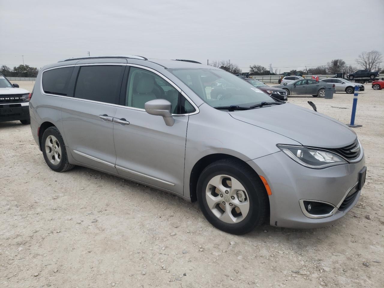 2018 Chrysler Pacifica - Image 4