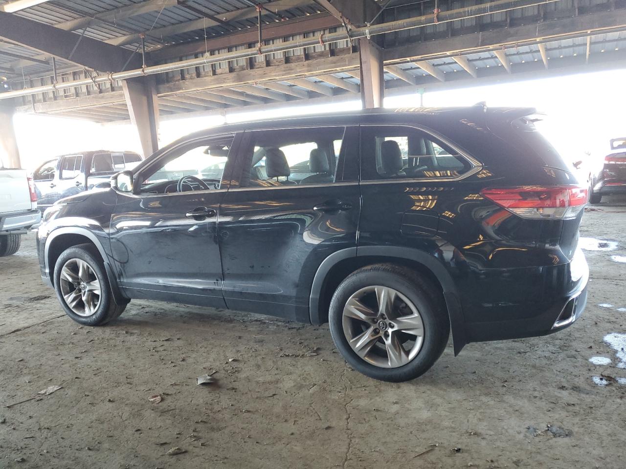 2019 Toyota Highlander - Image 2