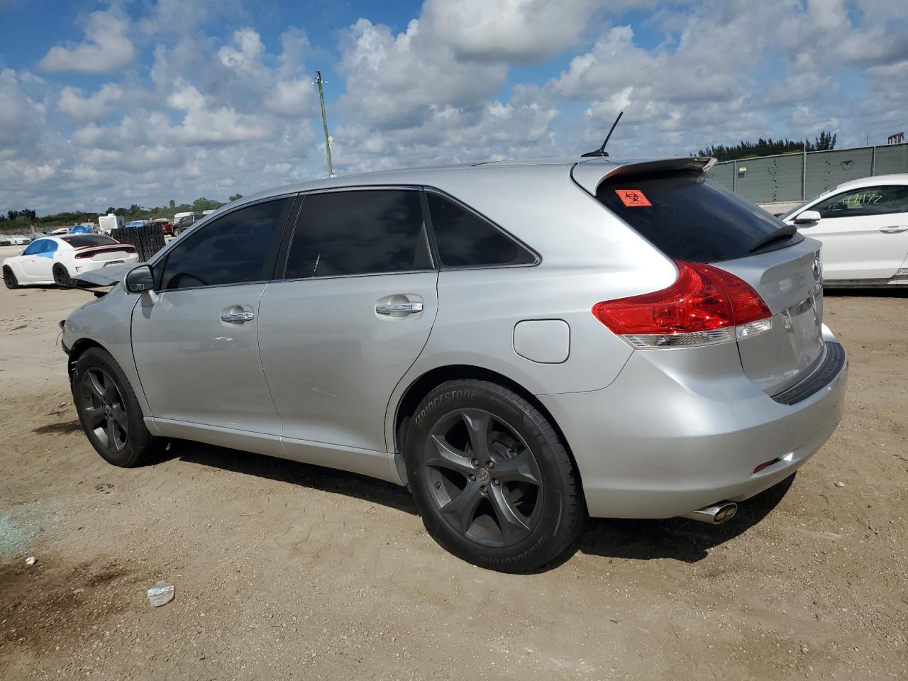 2011 Toyota Venza - Image 2