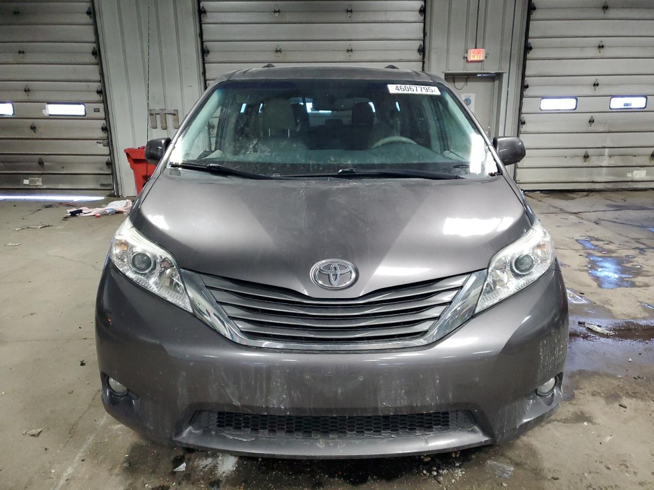 2013 Toyota Sienna - Image 5