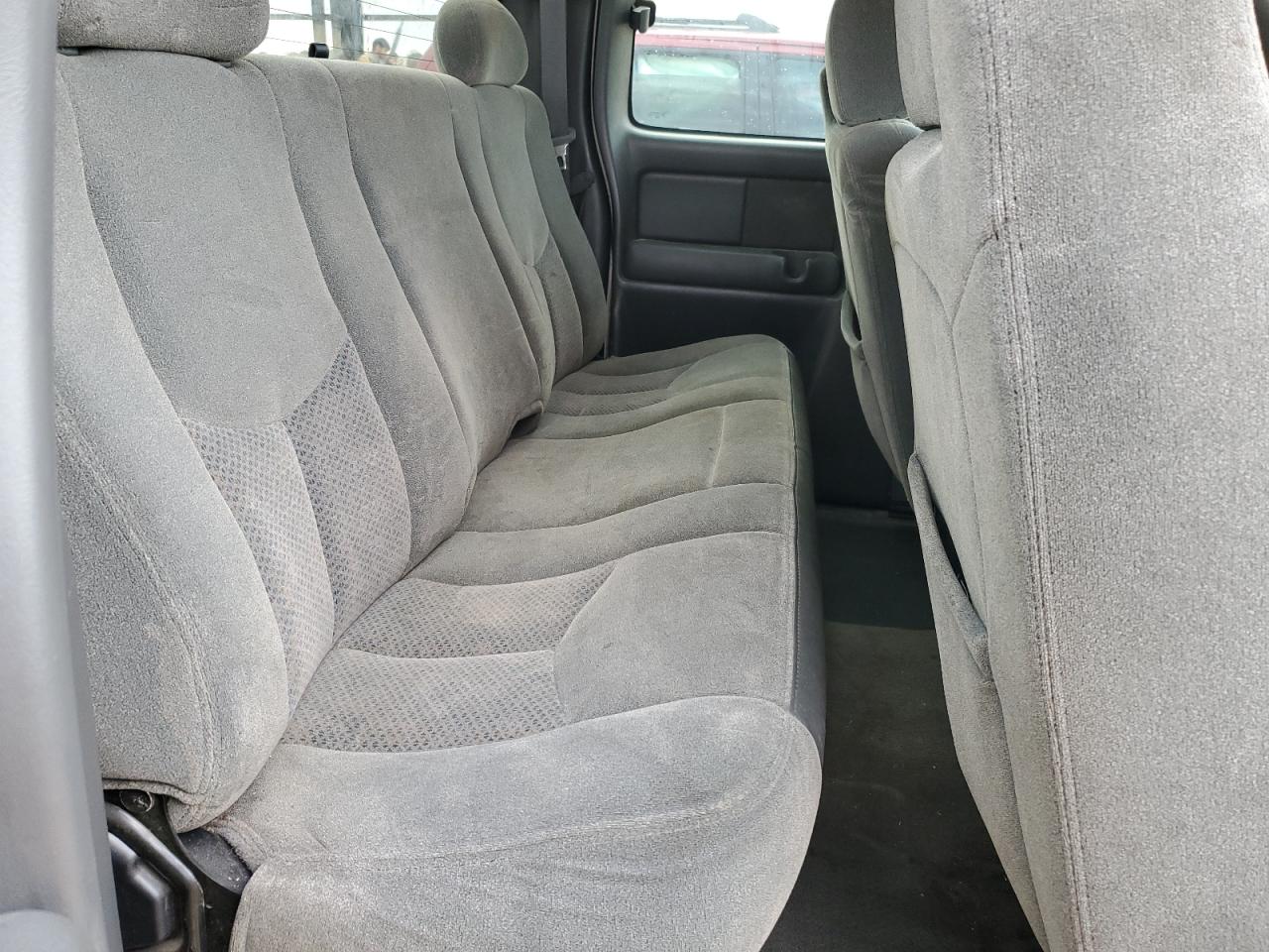 2004 Chevrolet Silverado - Image 10