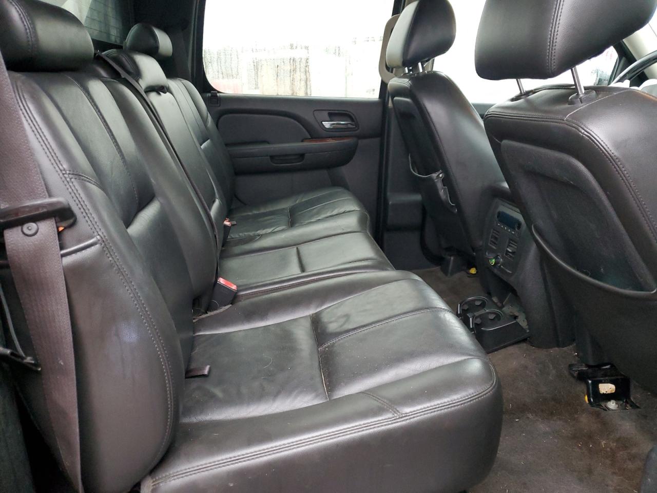 2011 Chevrolet Avalanche - Image 10