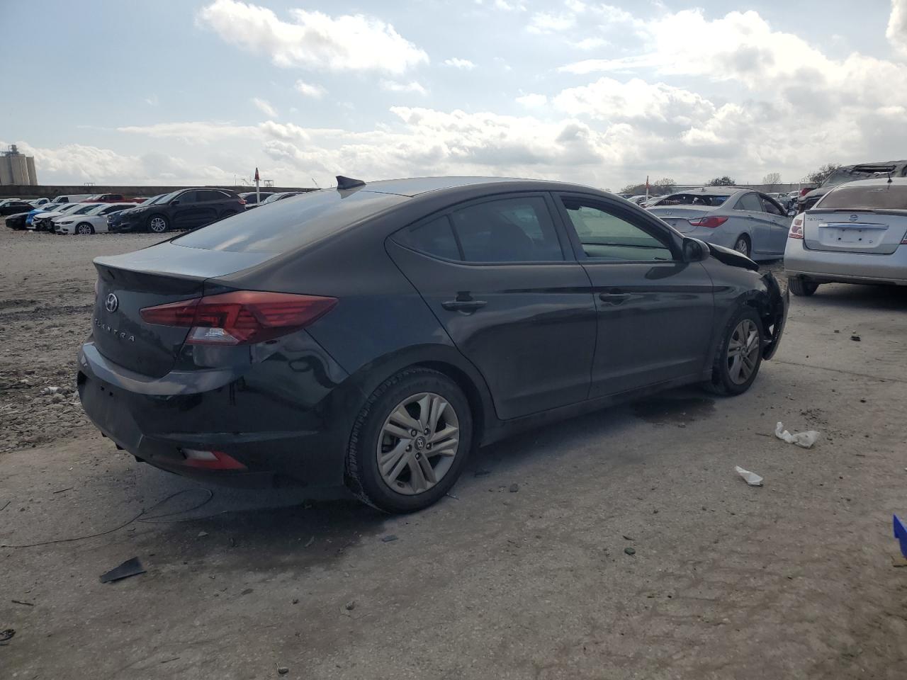 2019 Hyundai Elantra - Image 3