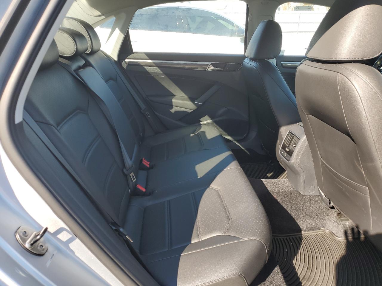 2017 Volkswagen Passat - Image 10
