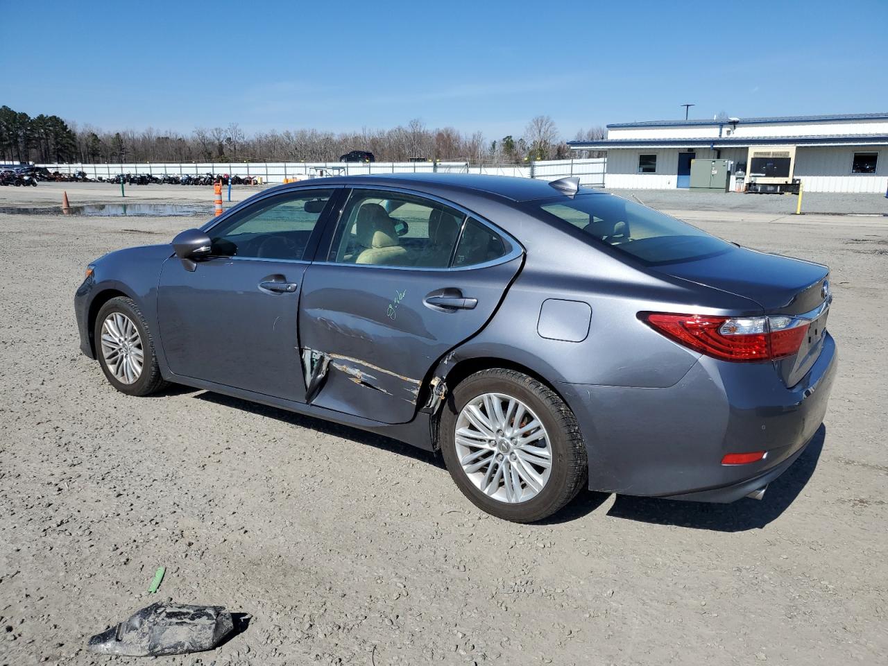 2015 Lexus ES - Image 2