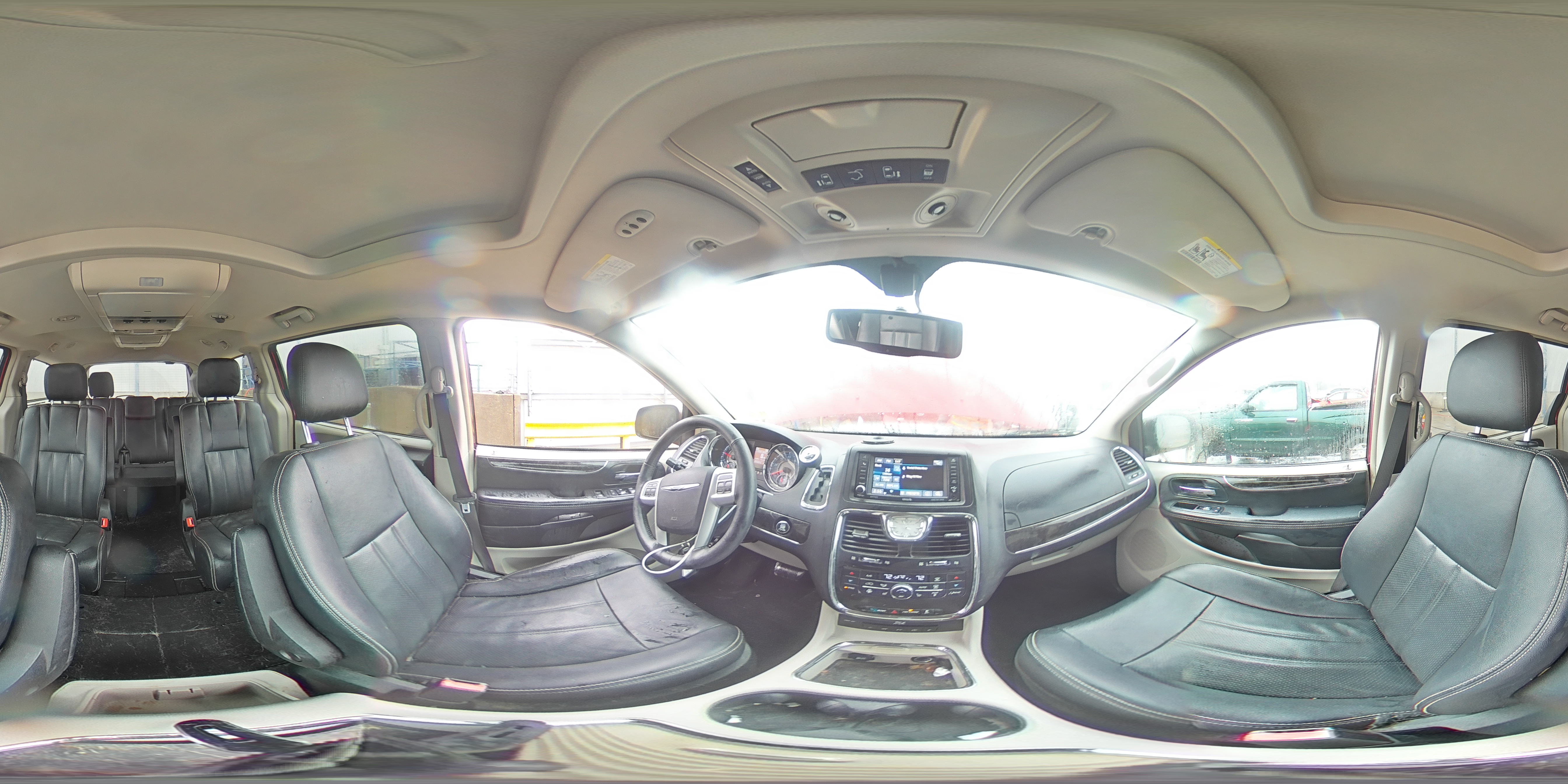 2014 Chrysler Town & Country - Image 15