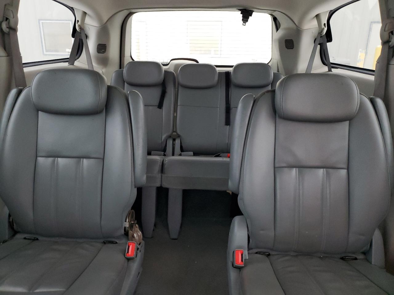 2010 Dodge Caravan - Image 10