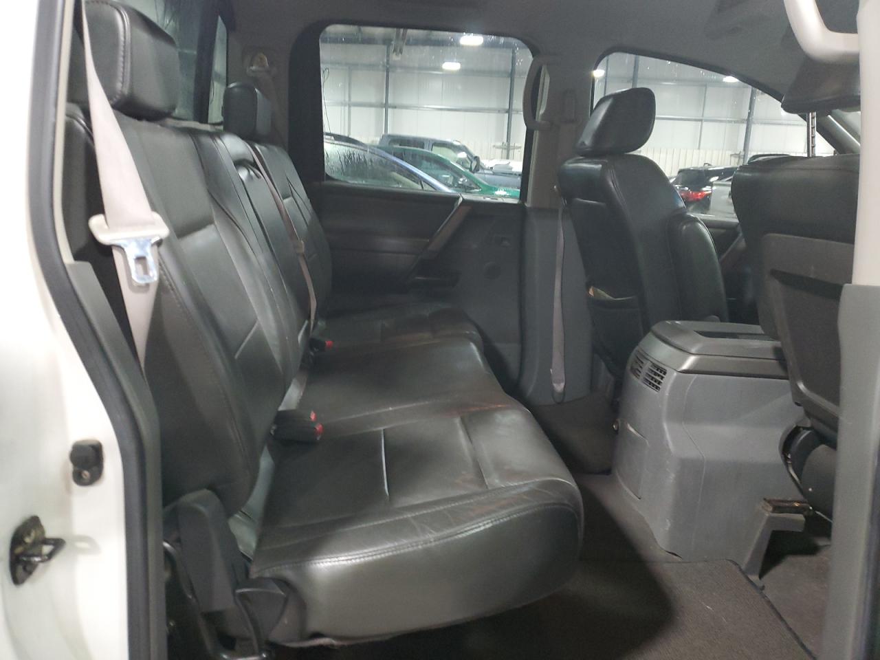 2005 Nissan Titan - Image 10
