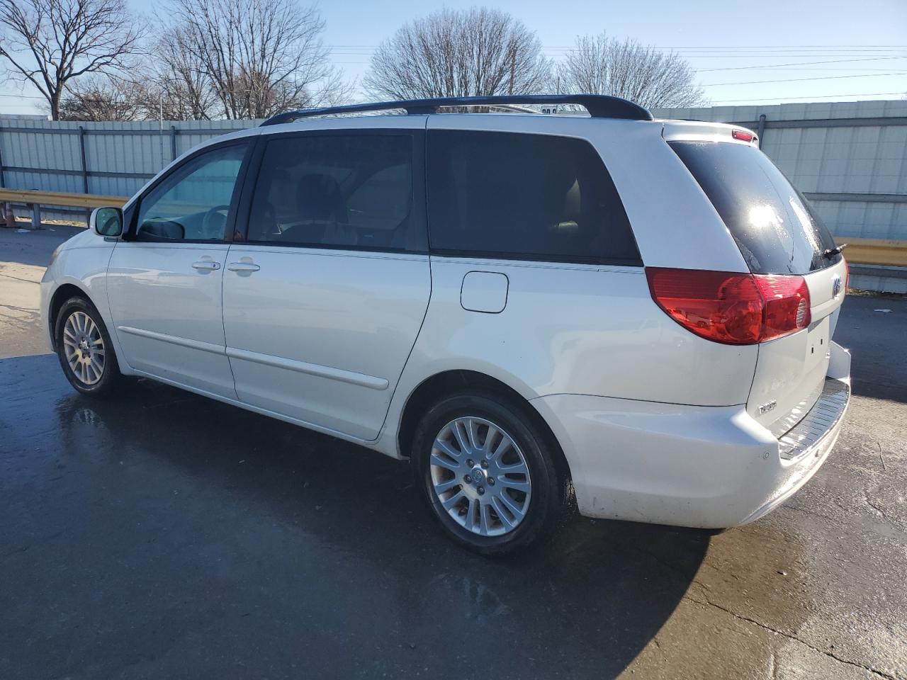 2010 Toyota Sienna - Image 2