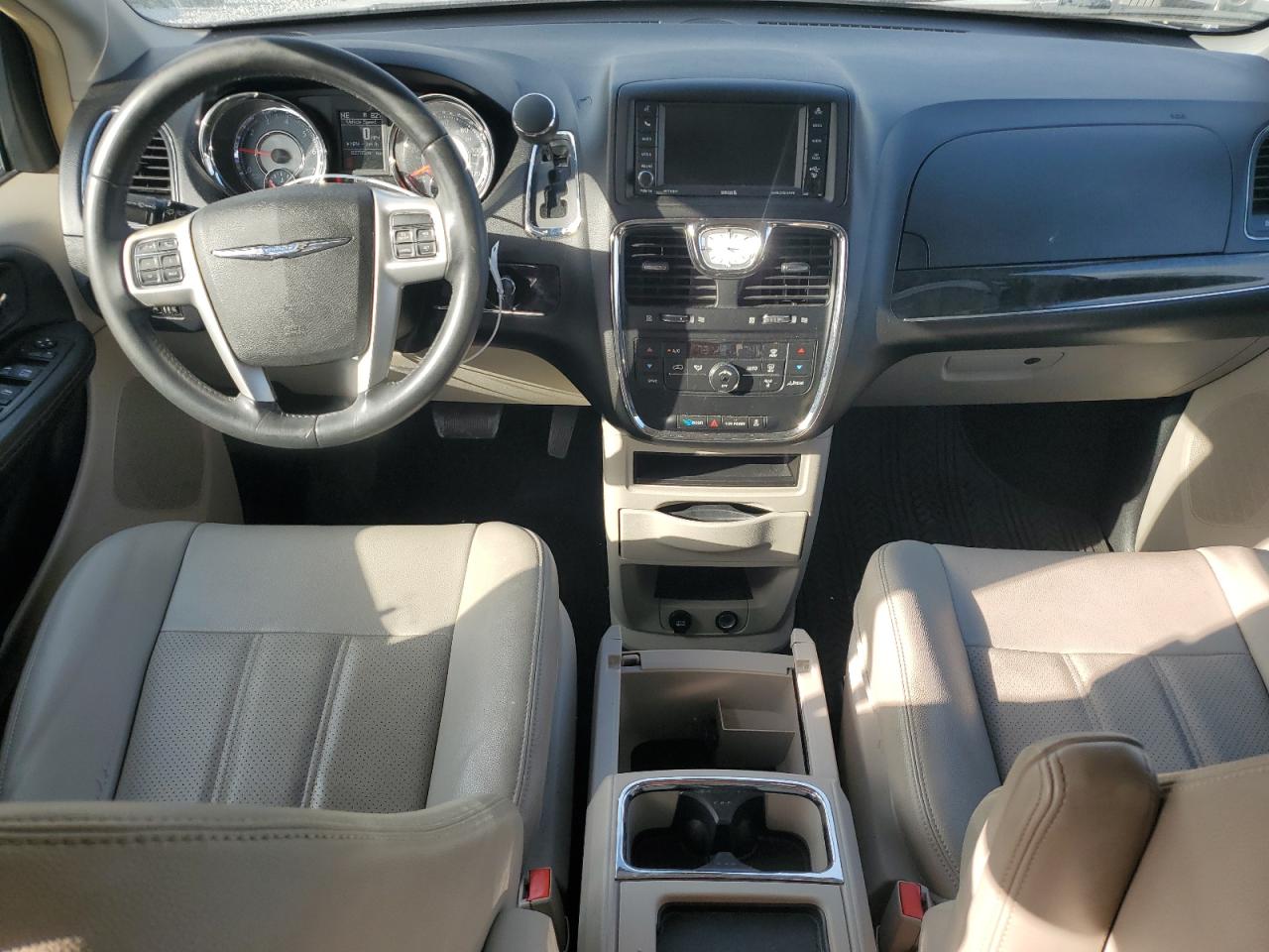 2014 Chrysler Town & Country - Image 8