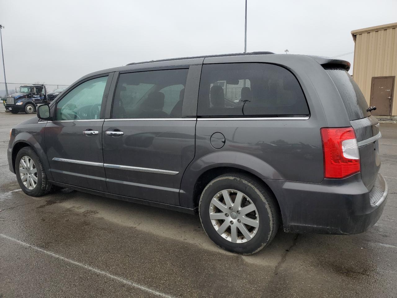 2016 Chrysler Town & Country - Image 2