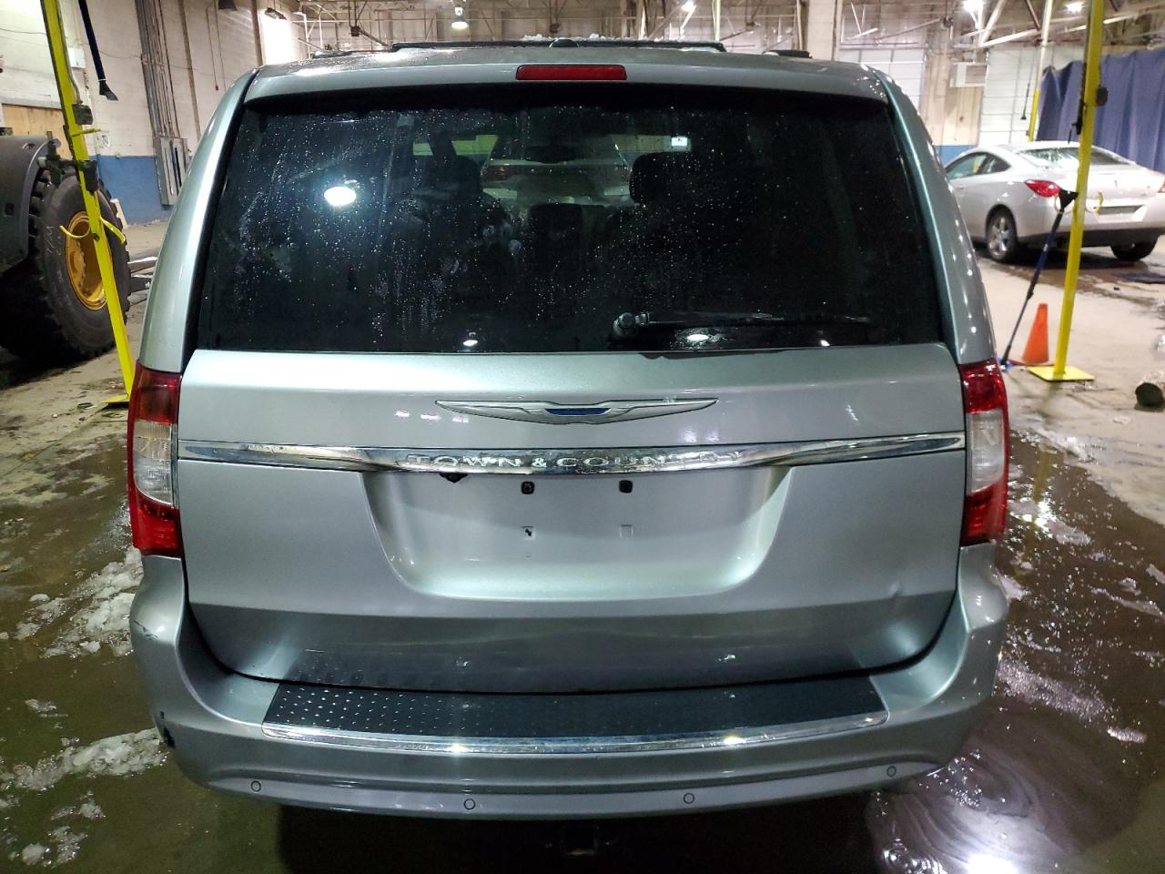 2014 Chrysler Town & Country - Image 6