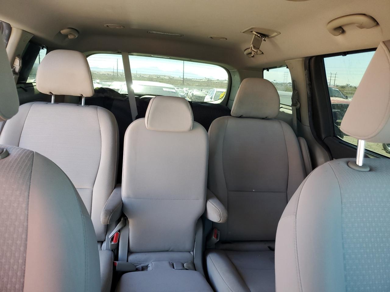 2016 Kia Sedona - Image 10