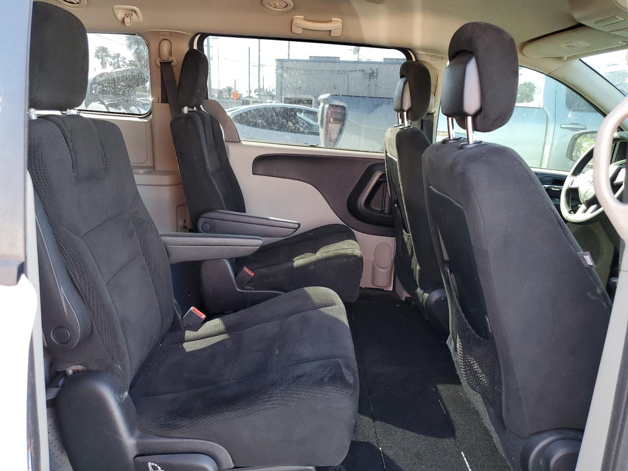 2016 Dodge Caravan - Image 11