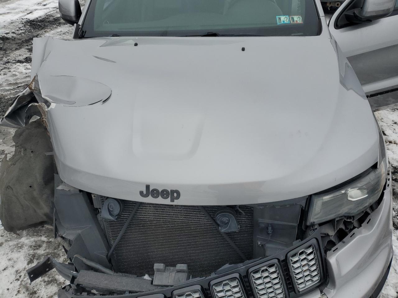2018 Jeep Grand Cherokee - Image 12