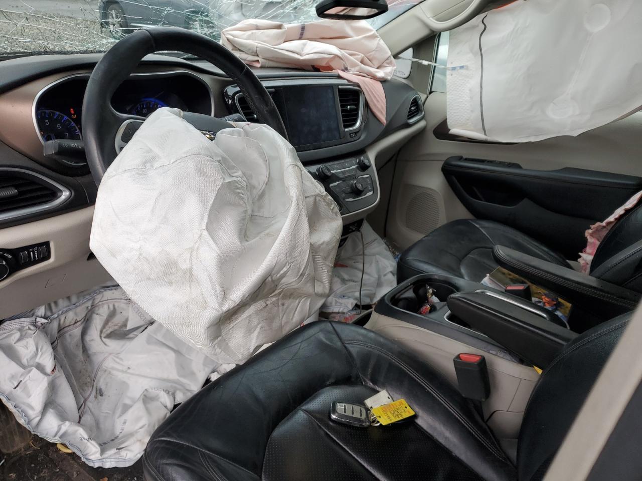 2017 Chrysler Pacifica - Image 8