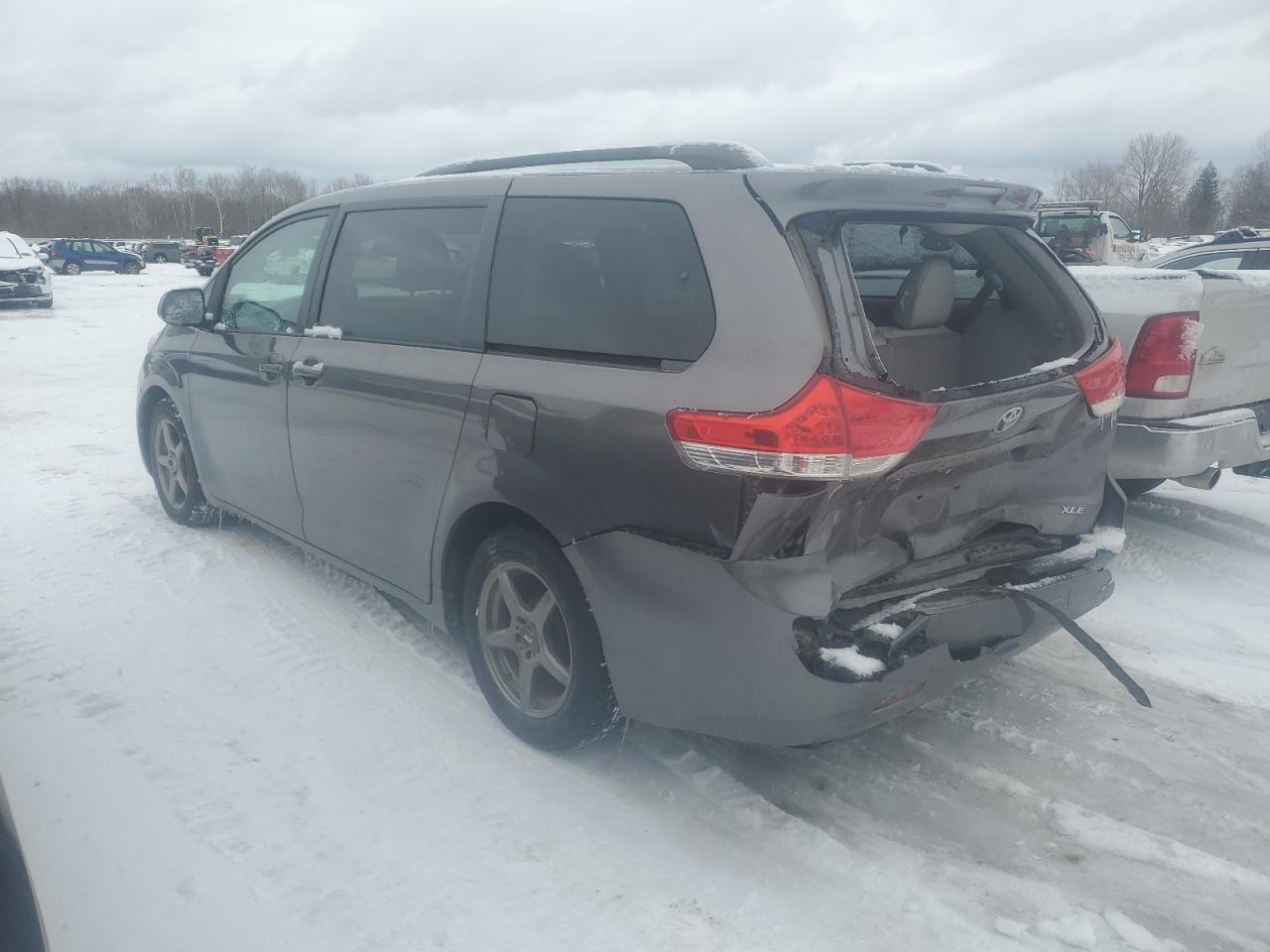 2014 Toyota Sienna - Image 2
