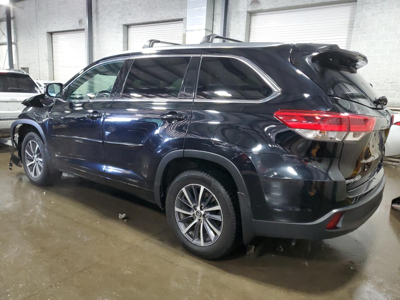2017 Toyota Highlander - Image 2