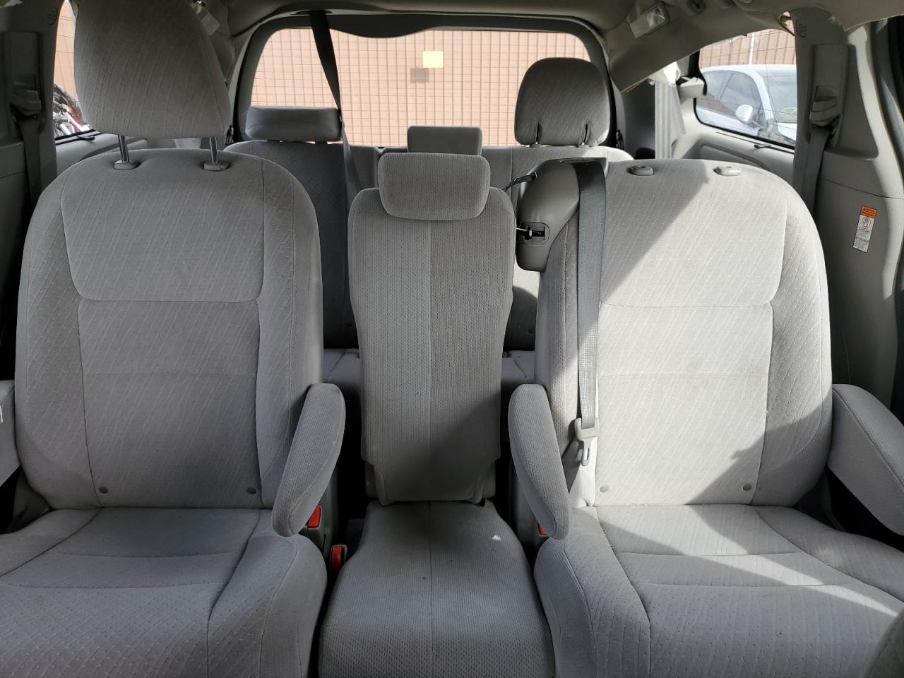 2017 Toyota Sienna - Image 10