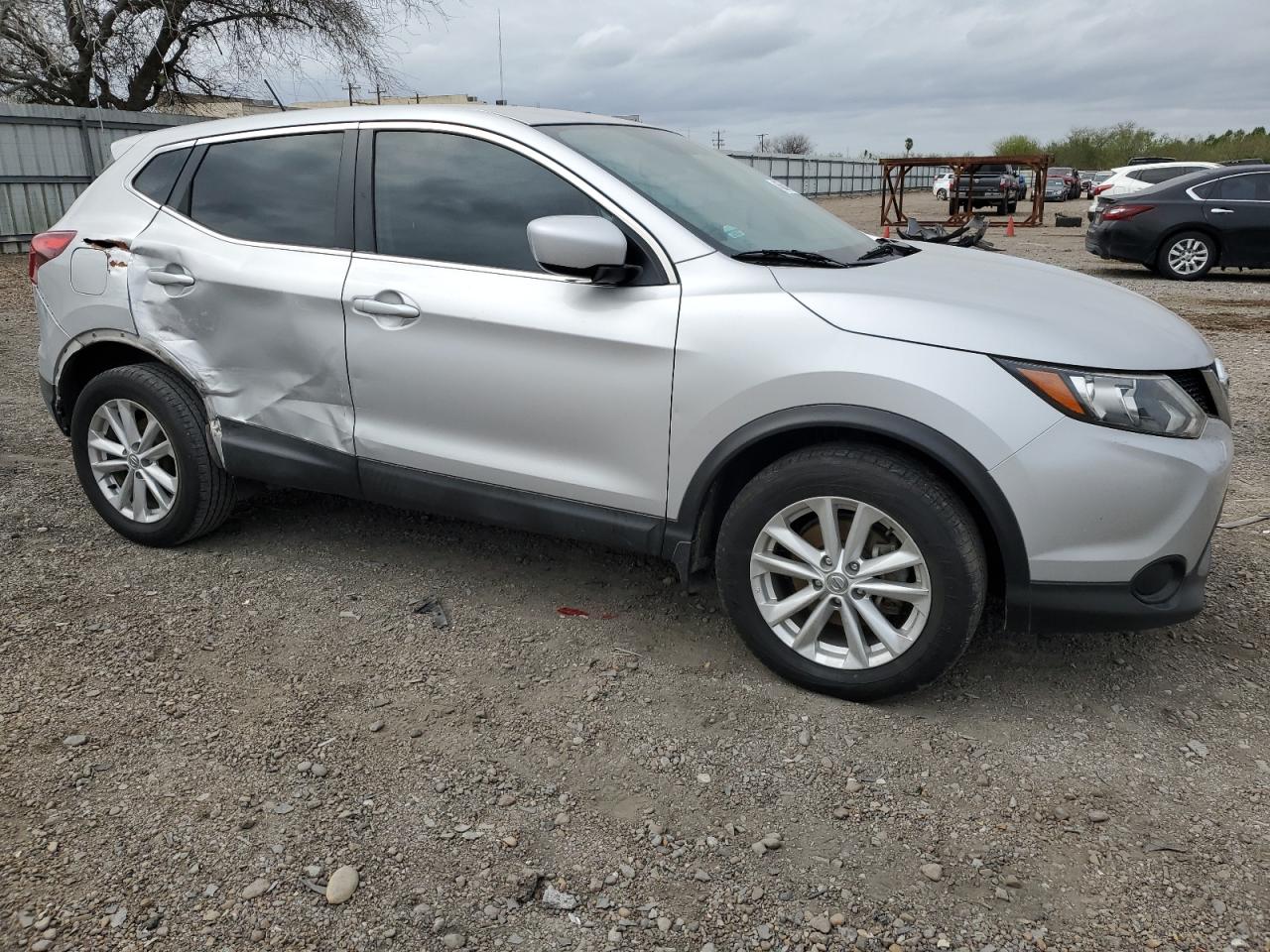 2017 Nissan Rogue - Image 4